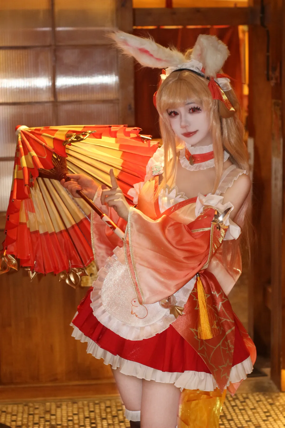 【公孫離cos】王者榮耀裡的兔耳女僕，紅傘下的風情 - 第 5 張