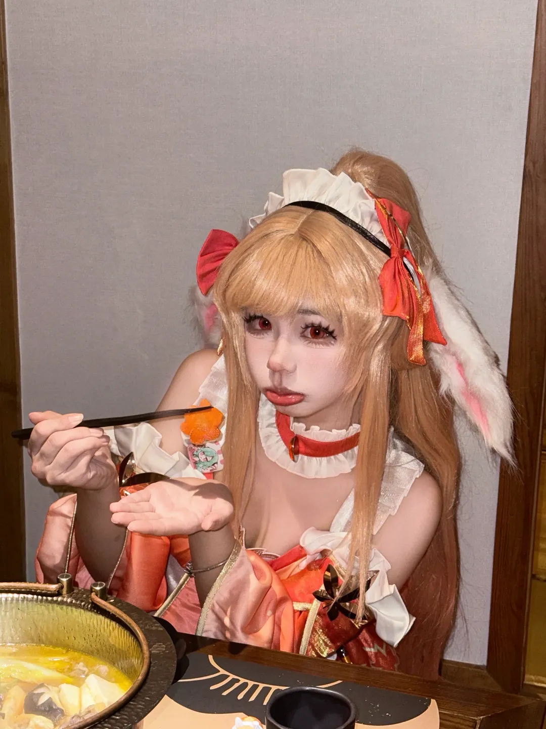 【公孫離cos】王者榮耀裡的兔耳女僕，紅傘下的風情 - 第 6 張