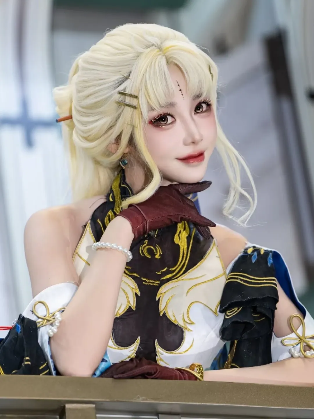 金髮紅妝的古風御姐造型，這套衣服的黑金細節絕了 - 第 2 張