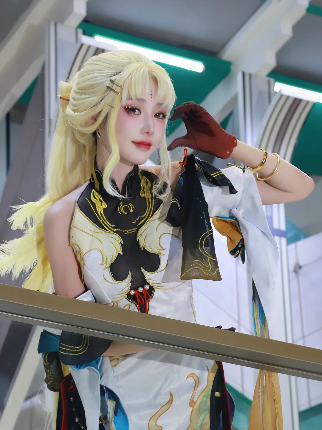 金髮紅妝的古風御姐造型，這套衣服的黑金細節絕了 - 第 3 張