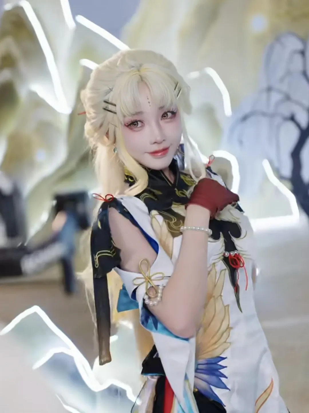 金髮紅妝的古風御姐造型，這套衣服的黑金細節絕了 - 第 4 張