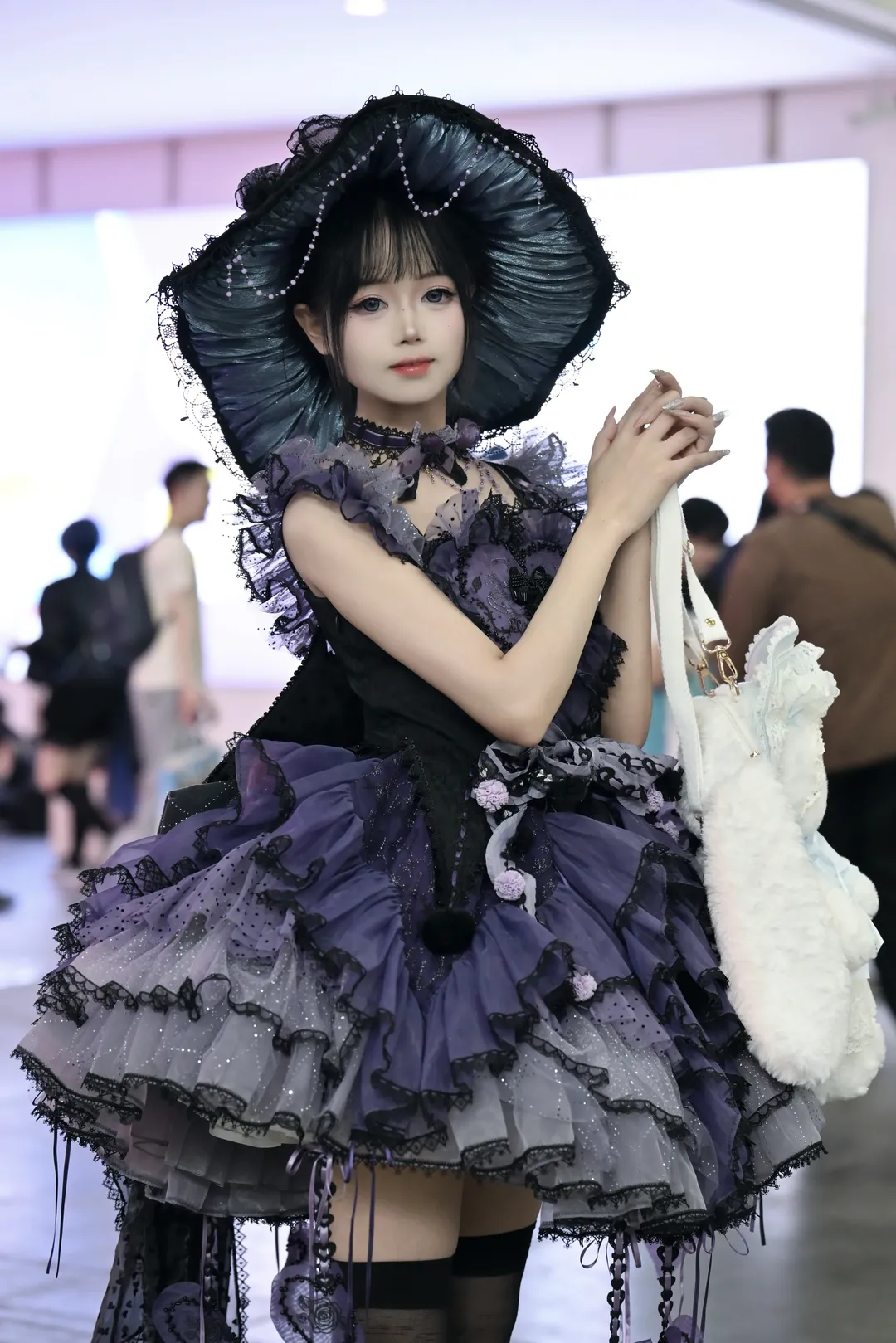 暗紫系哥特洛麗塔，巨型大簷帽搭黑絲，神秘優雅感拉滿