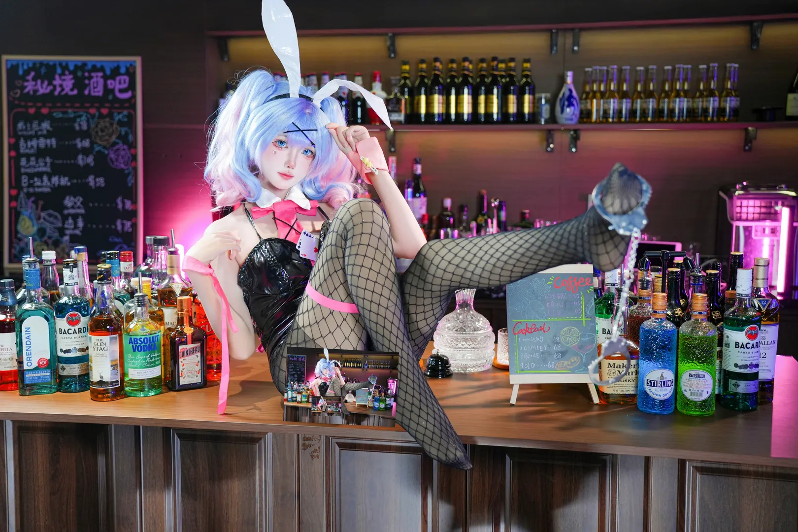 【初音未來cos】酒吧吧檯裡的兔子洞，暗黑系網襪兔女郎 - 第 4 張