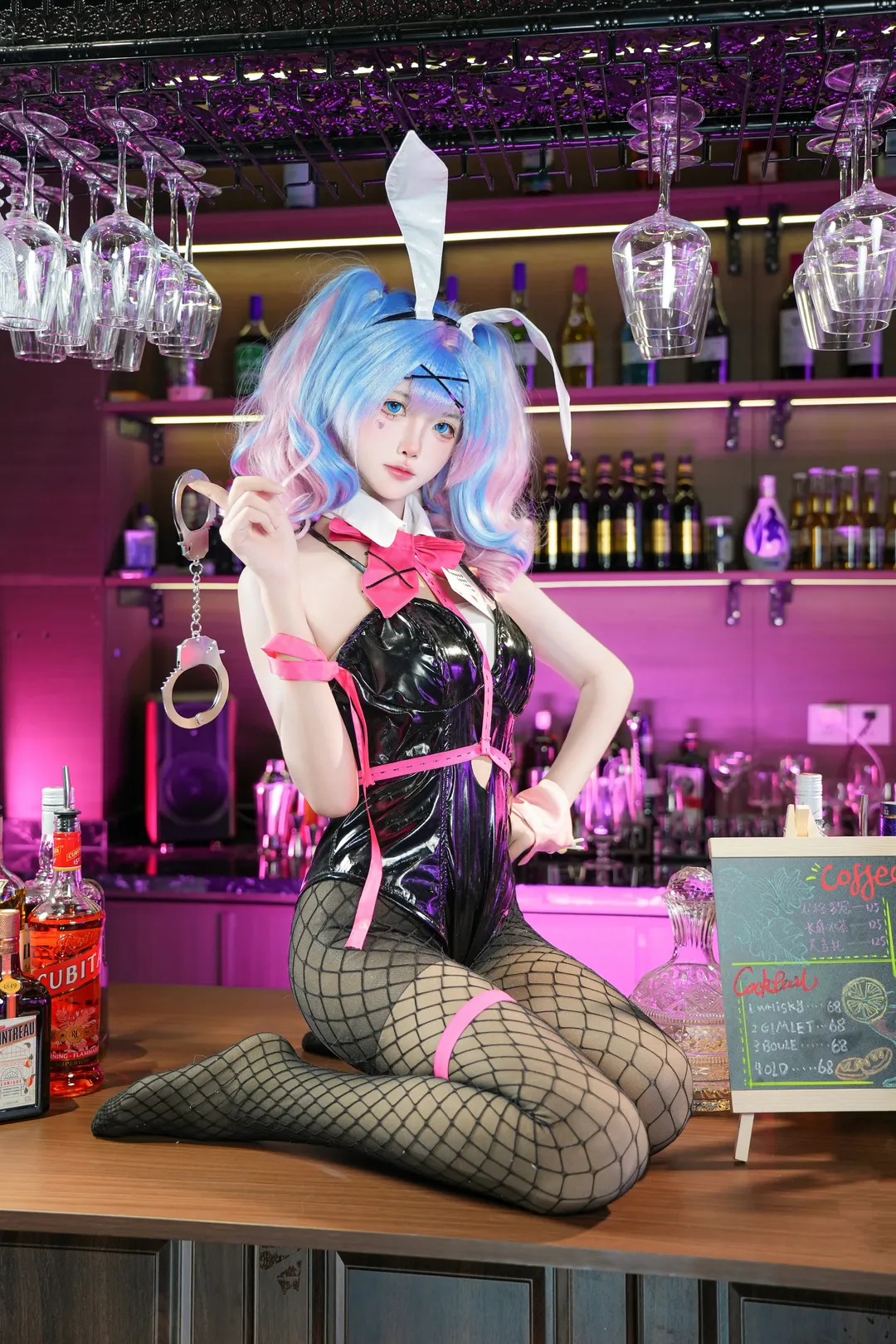 【初音未來cos】酒吧吧檯裡的兔子洞，暗黑系網襪兔女郎 - 第 5 張