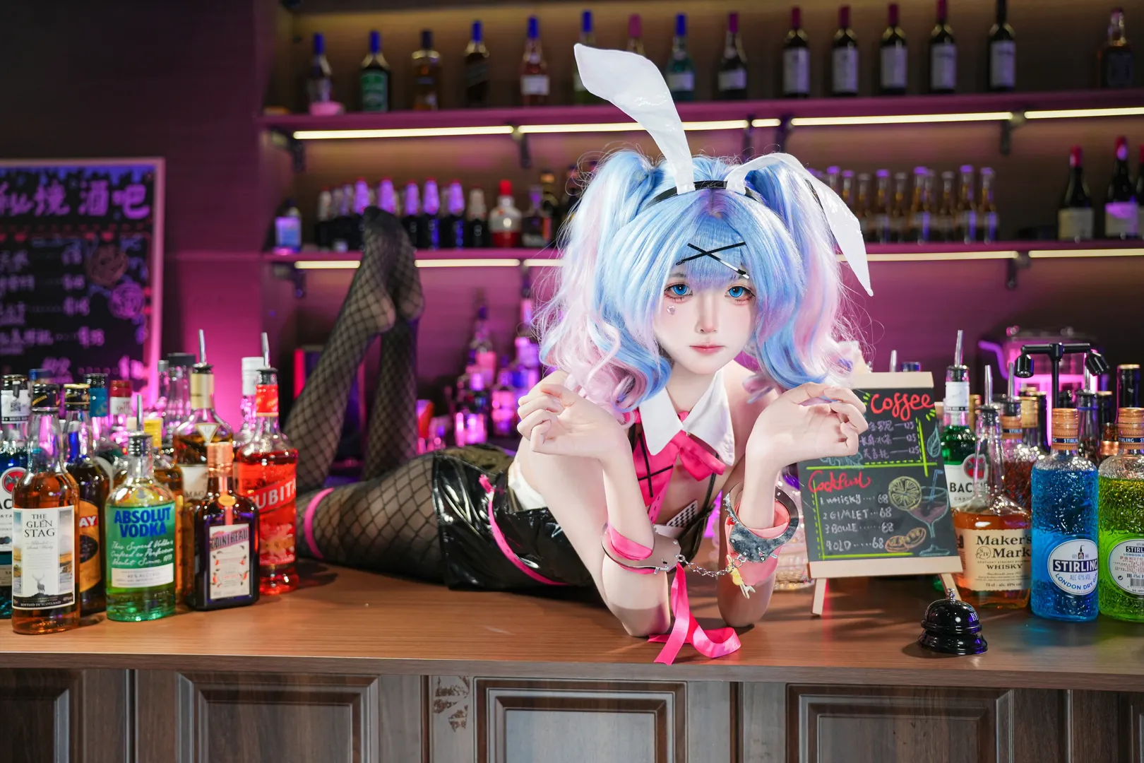 【初音未來cos】酒吧吧檯裡的兔子洞，暗黑系網襪兔女郎 - 第 8 張