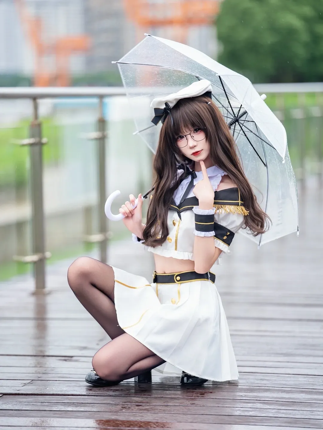 雨后的制服写真，黑丝搭配透明伞氛围感拉满 - 第 1 张