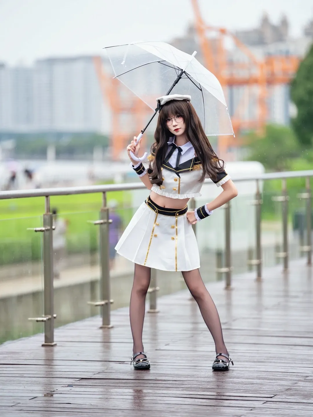 雨后的制服写真，黑丝搭配透明伞氛围感拉满 - 第 2 张