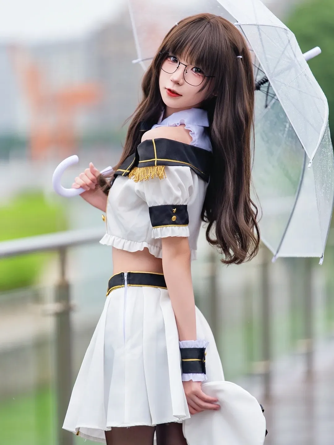 雨后的制服写真，黑丝搭配透明伞氛围感拉满 - 第 3 张