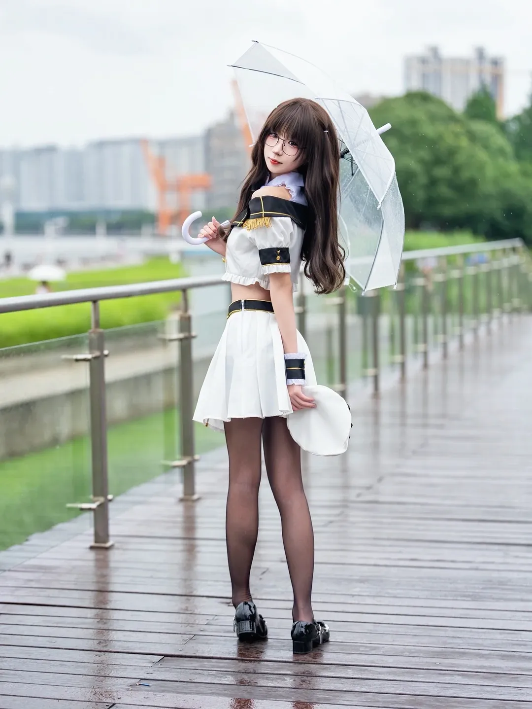 雨后的制服写真，黑丝搭配透明伞氛围感拉满 - 第 4 张