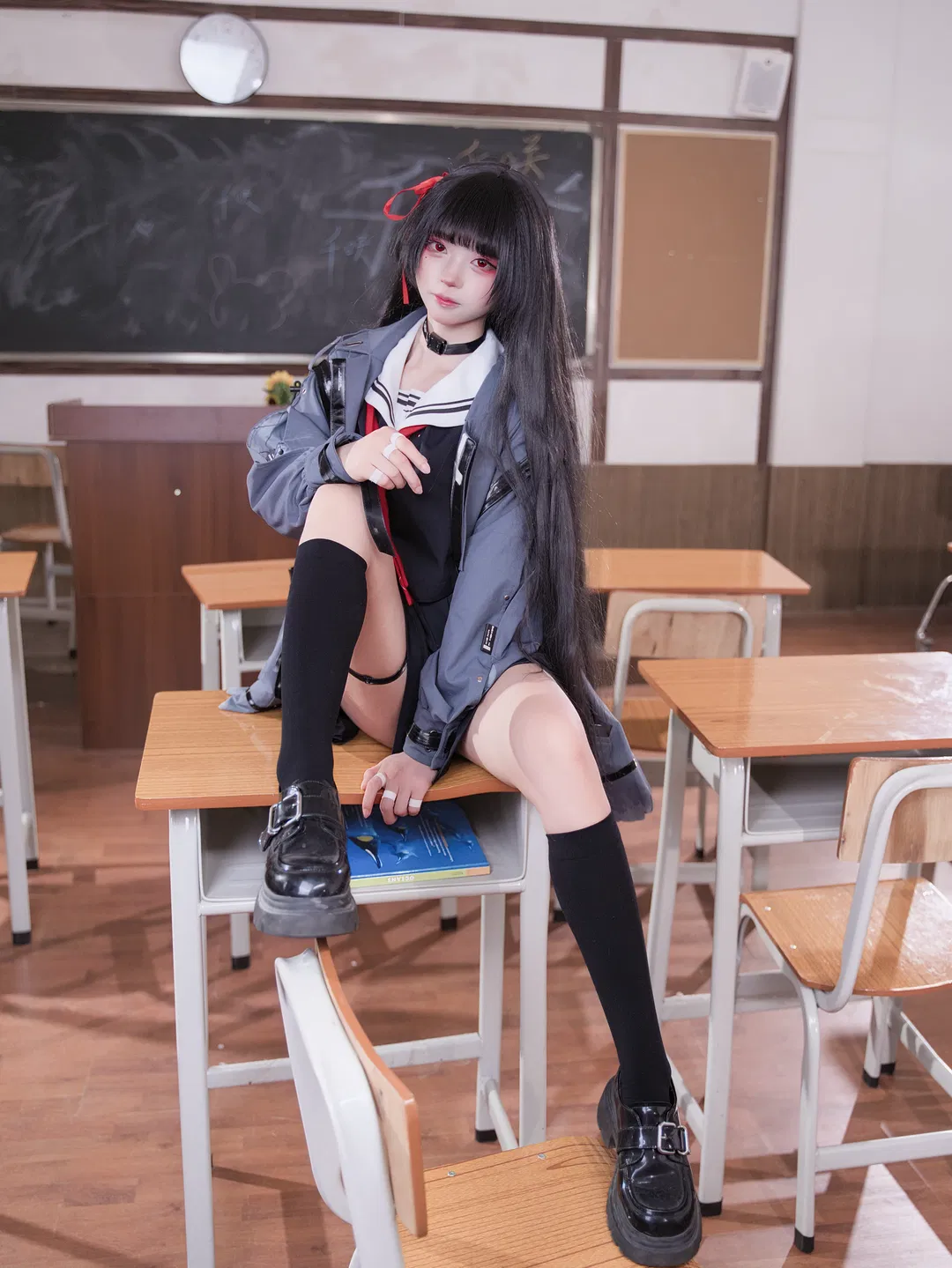【千咲cos】黑发红瞳水手服，教室里的颓废感 - 第 2 张