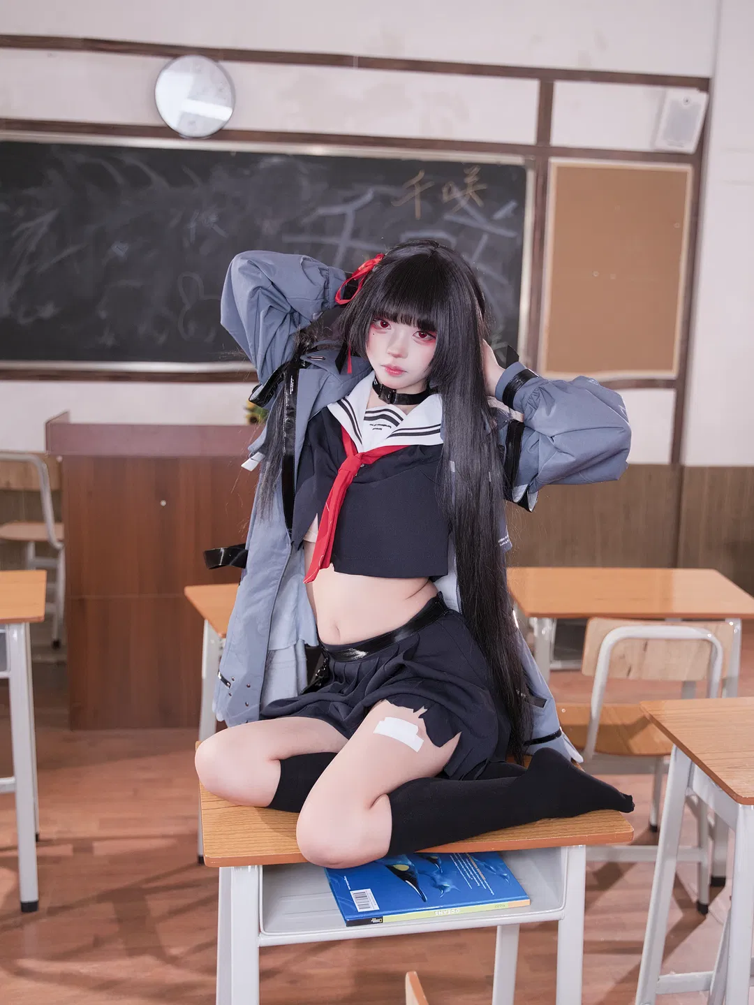 【千咲cos】黑发红瞳水手服，教室里的颓废感 - 第 3 张