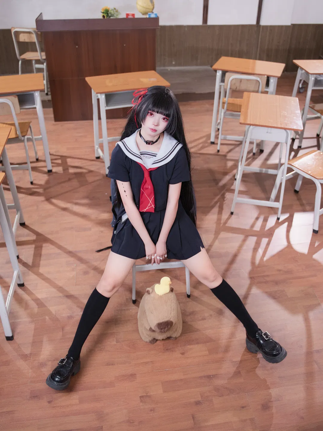 【千咲cos】黑发红瞳水手服，教室里的颓废感 - 第 4 张