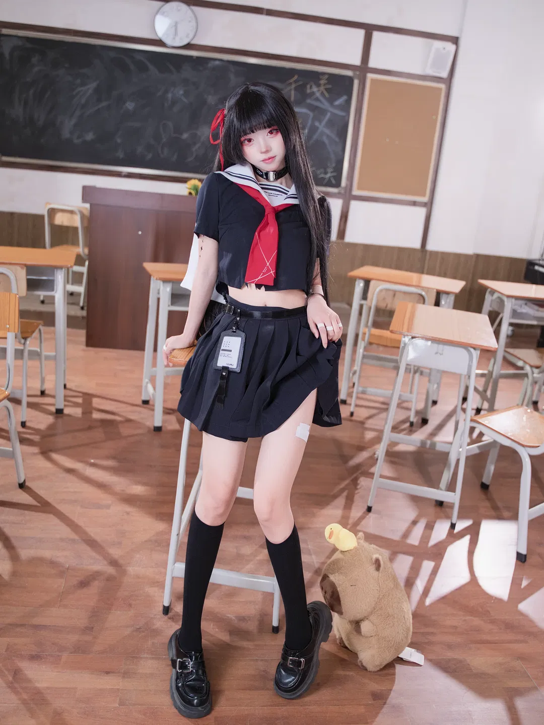 【千咲cos】黑发红瞳水手服，教室里的颓废感 - 第 6 张