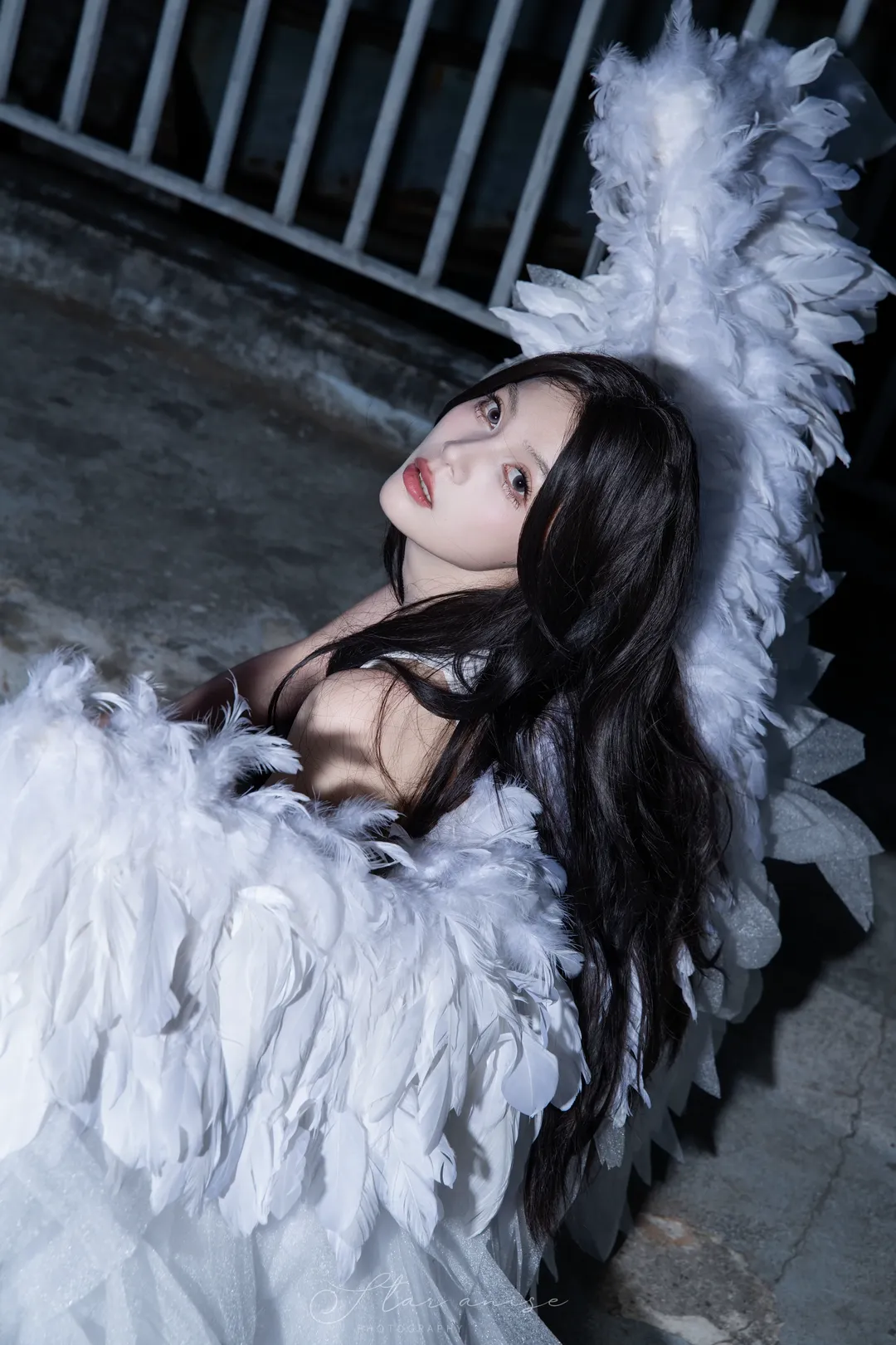 夜幕废墟下的暗黑天使cos，冷光下的孤寂感拉满 - 第 2 张