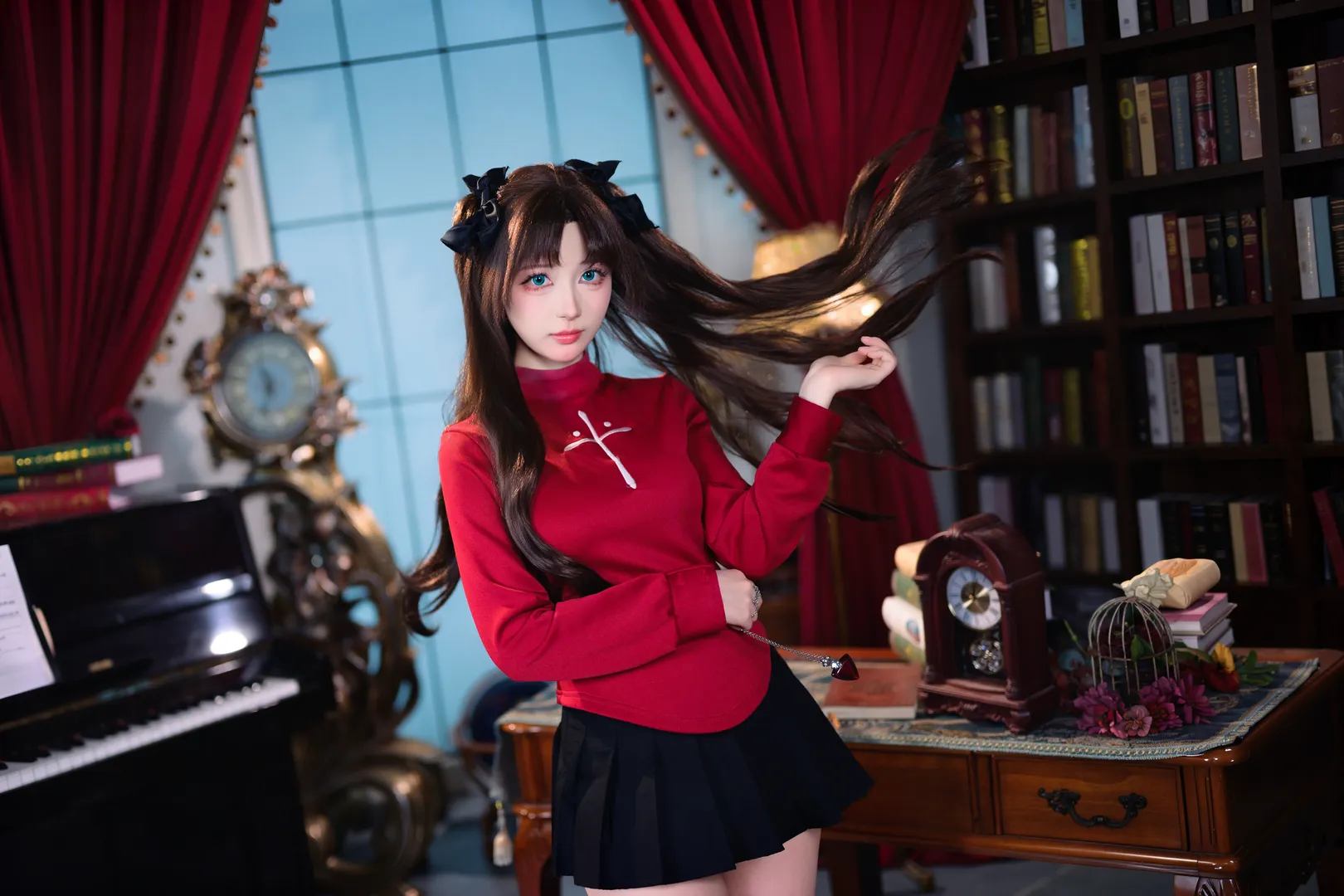 【远坂凛cos】Fate系列经典造型，红黑搭配与过膝袜的书房记录 - 第 1 张