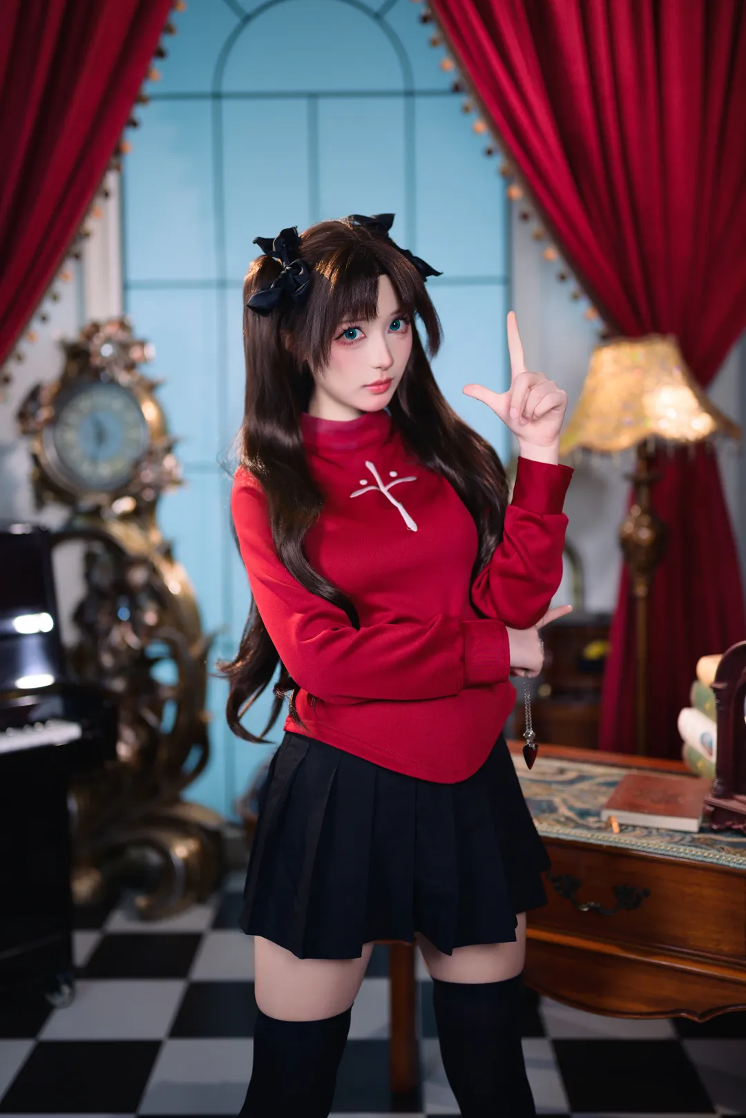 【远坂凛cos】Fate系列经典造型，红黑搭配与过膝袜的书房记录 - 第 2 张