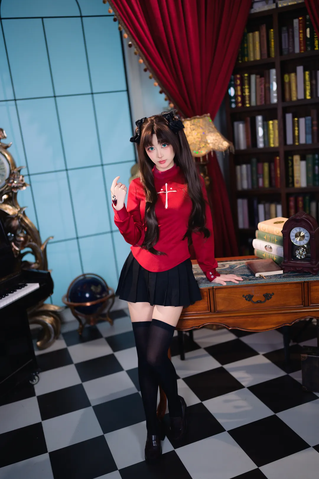【远坂凛cos】Fate系列经典造型，红黑搭配与过膝袜的书房记录 - 第 4 张