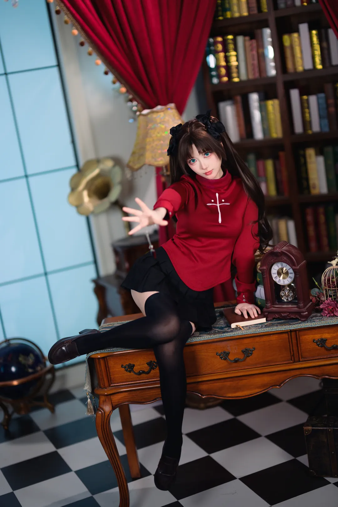 【远坂凛cos】Fate系列经典造型，红黑搭配与过膝袜的书房记录 - 第 6 张