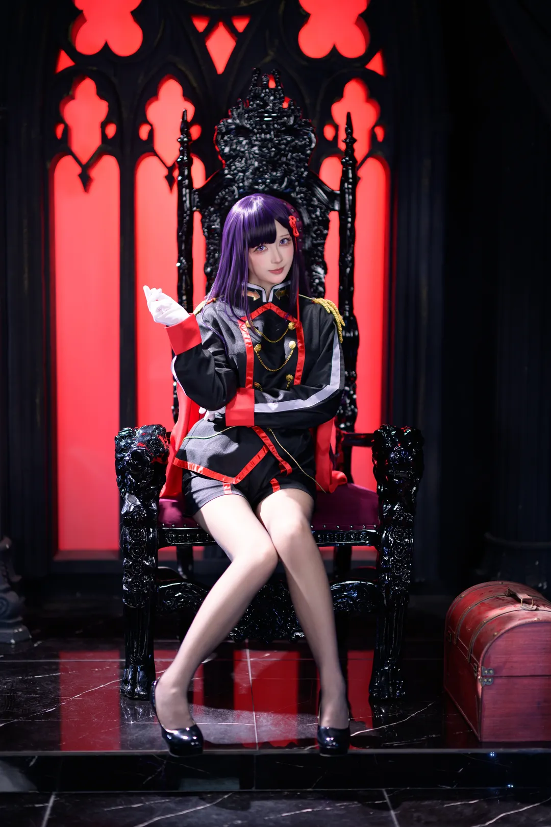 【山城恋cos】黑红军装配铁链，王座上的暗黑风造型 - 第 2 张