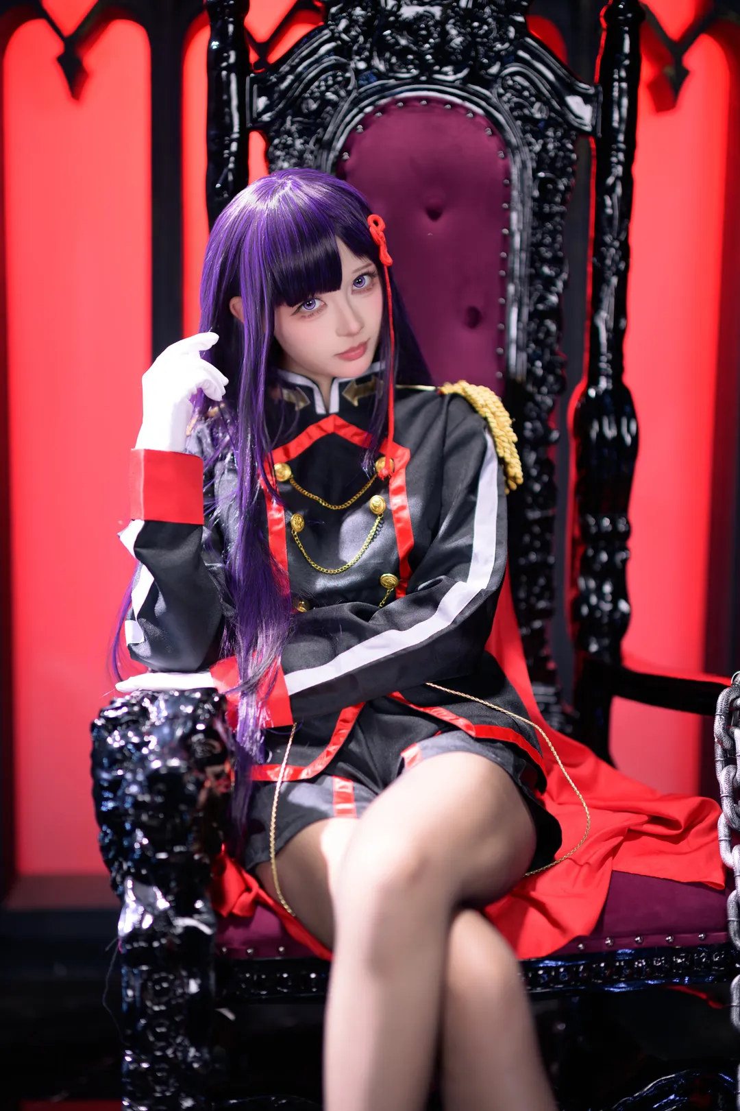 【山城恋cos】黑红军装配铁链，王座上的暗黑风造型 - 第 4 张