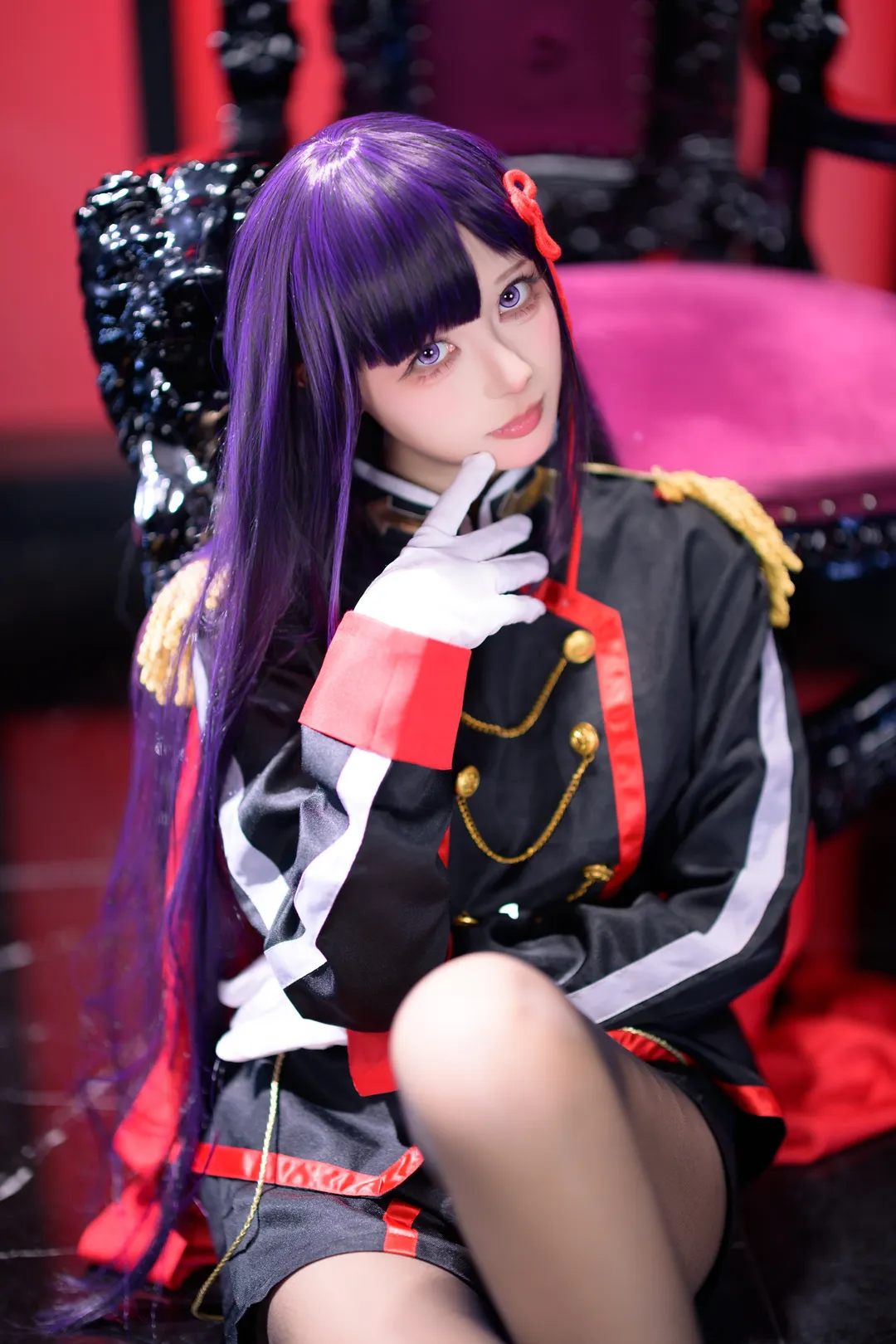 【山城恋cos】黑红军装配铁链，王座上的暗黑风造型 - 第 5 张