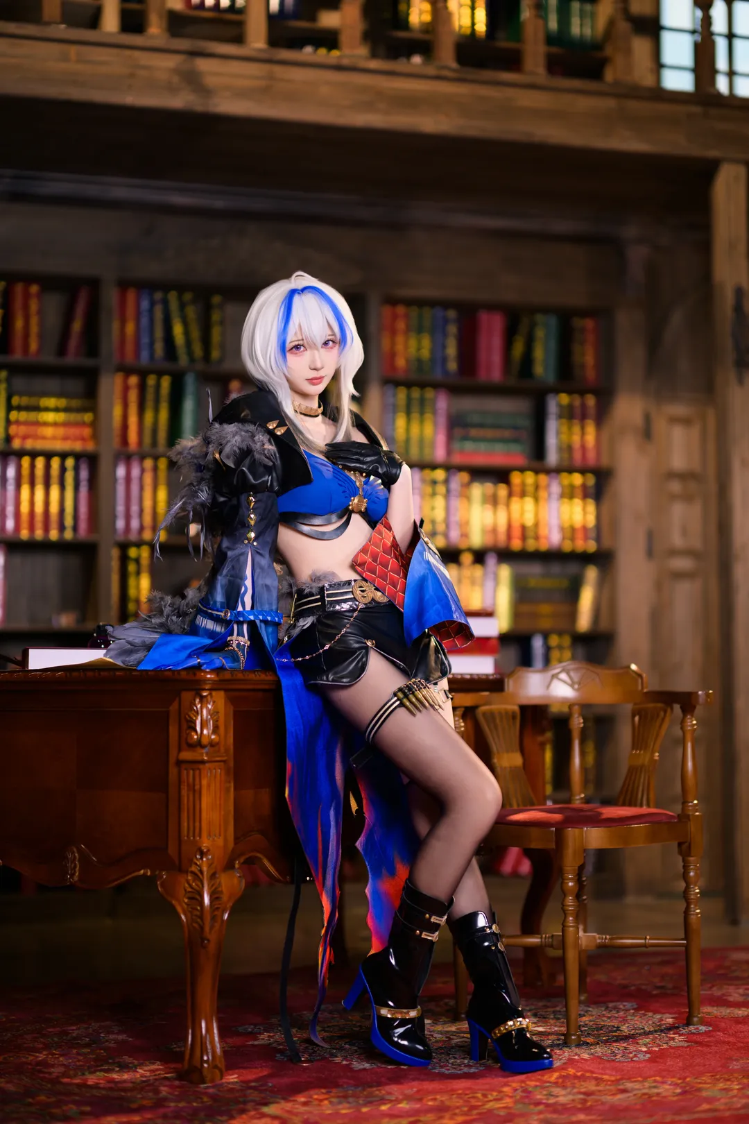 【嘉貝莉娜cos】鳴潮 復古圖書館裡的暗夜特工 - 第 1 張