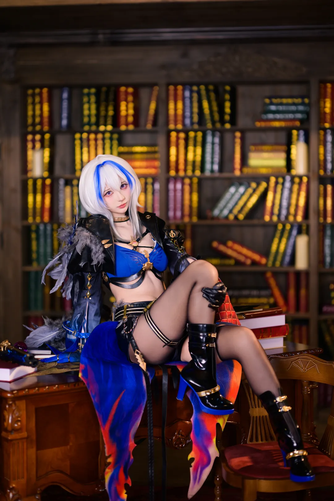 【嘉貝莉娜cos】鳴潮 復古圖書館裡的暗夜特工 - 第 10 張