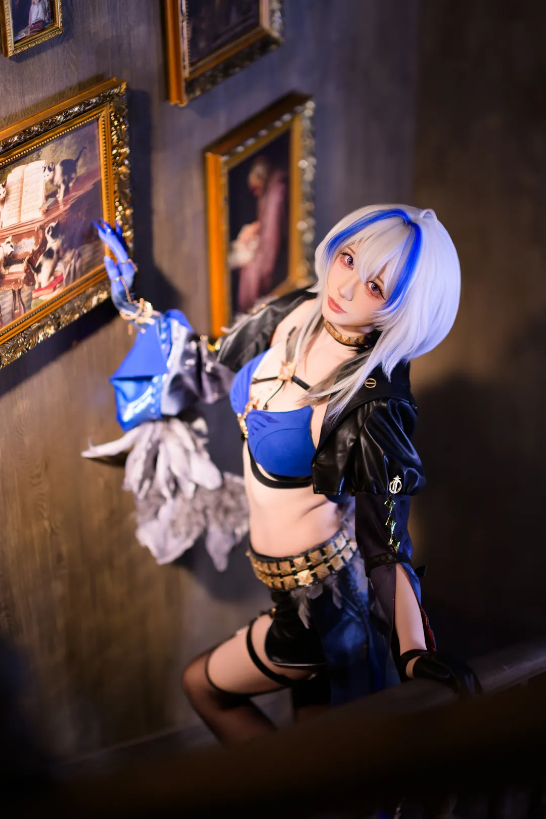 【嘉貝莉娜cos】鳴潮 復古圖書館裡的暗夜特工 - 第 4 張