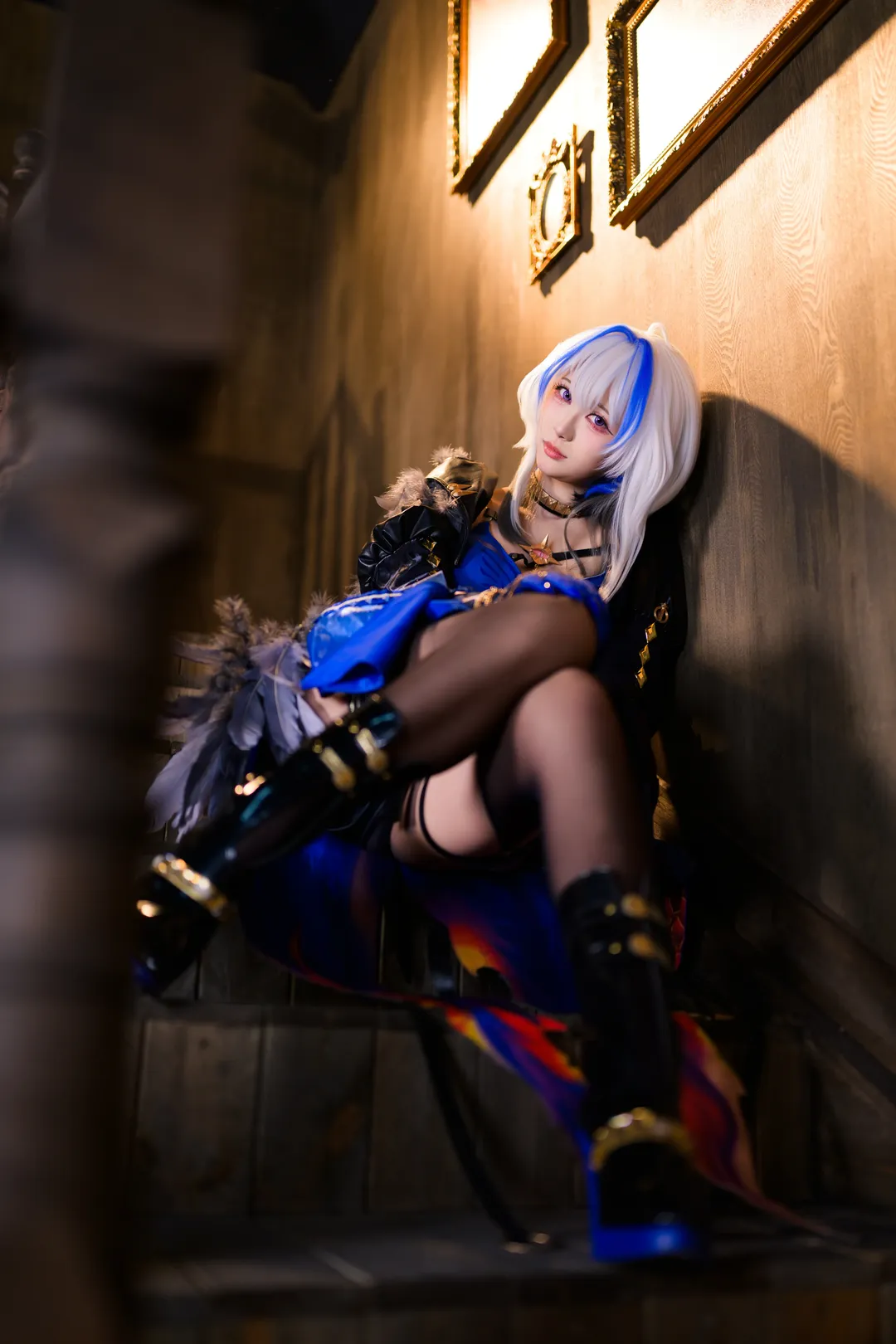 【嘉貝莉娜cos】鳴潮 復古圖書館裡的暗夜特工 - 第 5 張