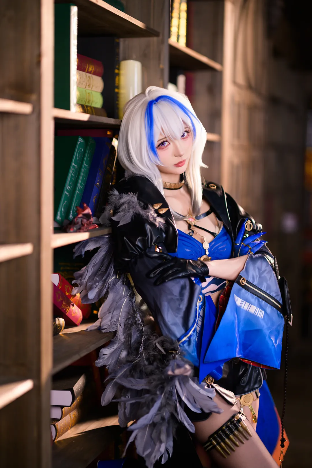 【嘉貝莉娜cos】鳴潮 復古圖書館裡的暗夜特工 - 第 6 張
