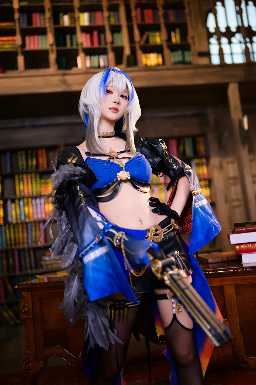 【嘉貝莉娜cos】鳴潮 復古圖書館裡的暗夜特工 - 第 7 張