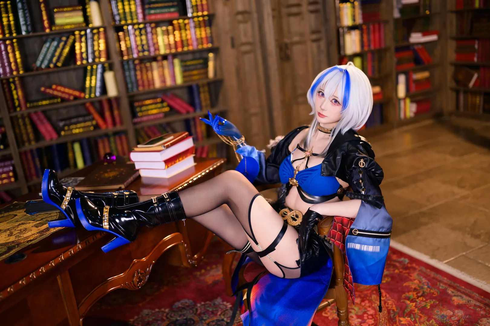 【嘉貝莉娜cos】鳴潮 復古圖書館裡的暗夜特工 - 第 8 張
