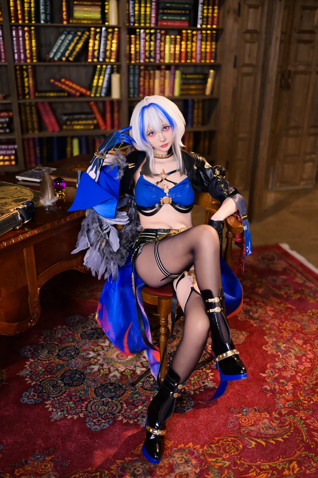 【嘉貝莉娜cos】鳴潮 復古圖書館裡的暗夜特工 - 第 9 張