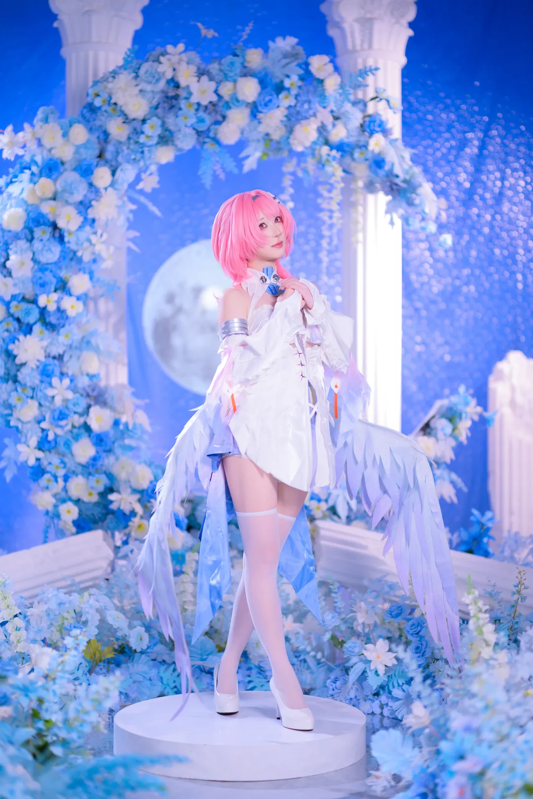 【蕾米埃尔cos】绝区零的纯白羽翼，蓝白花海中的梦幻定格 - 第 1 张