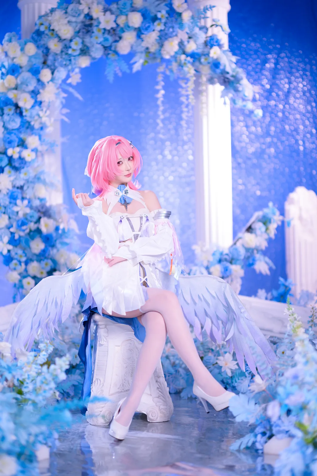 【蕾米埃尔cos】绝区零的纯白羽翼，蓝白花海中的梦幻定格 - 第 4 张