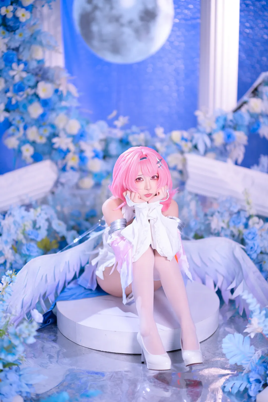 【蕾米埃尔cos】绝区零的纯白羽翼，蓝白花海中的梦幻定格 - 第 6 张