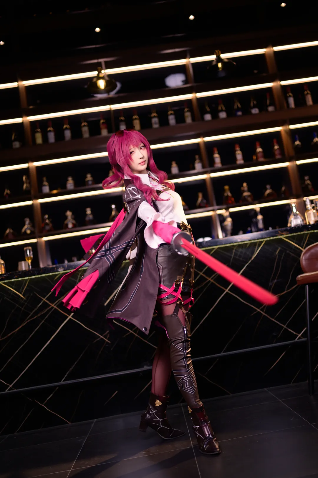 【卡芙卡cos】崩壞星穹鐵道，酒吧暗調下的皮衣細節拉滿 - 第 1 張