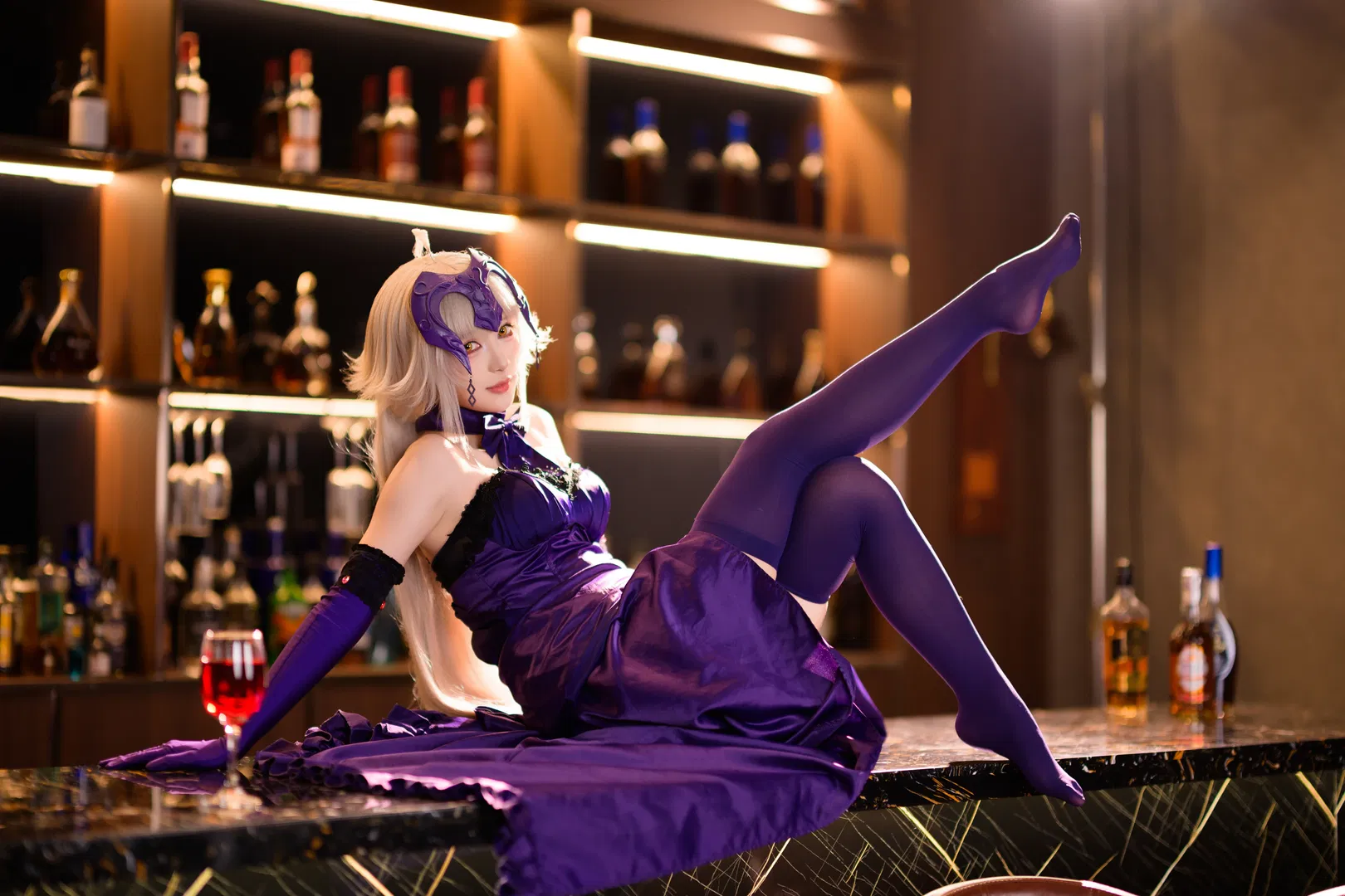 【黑贞cos】FGO黑贞礼服酒吧夜景写真 - 第 4 张