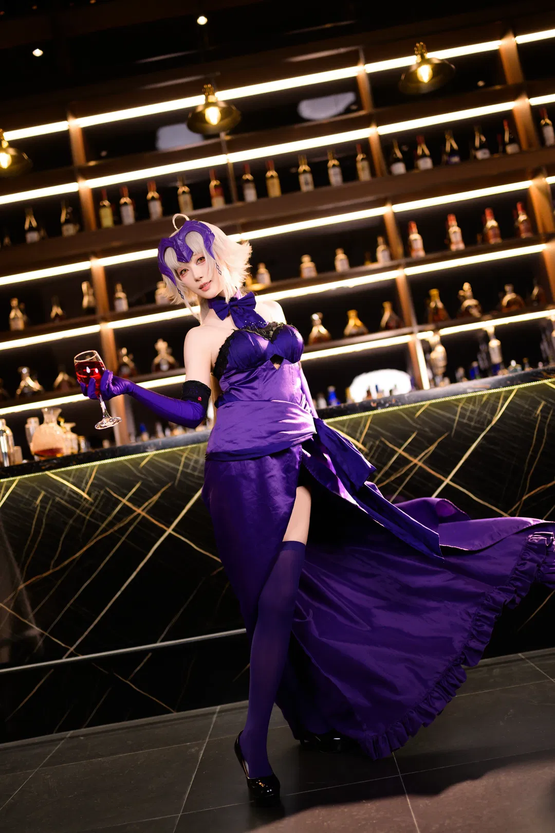 【黑贞cos】FGO黑贞礼服酒吧夜景写真 - 第 8 张