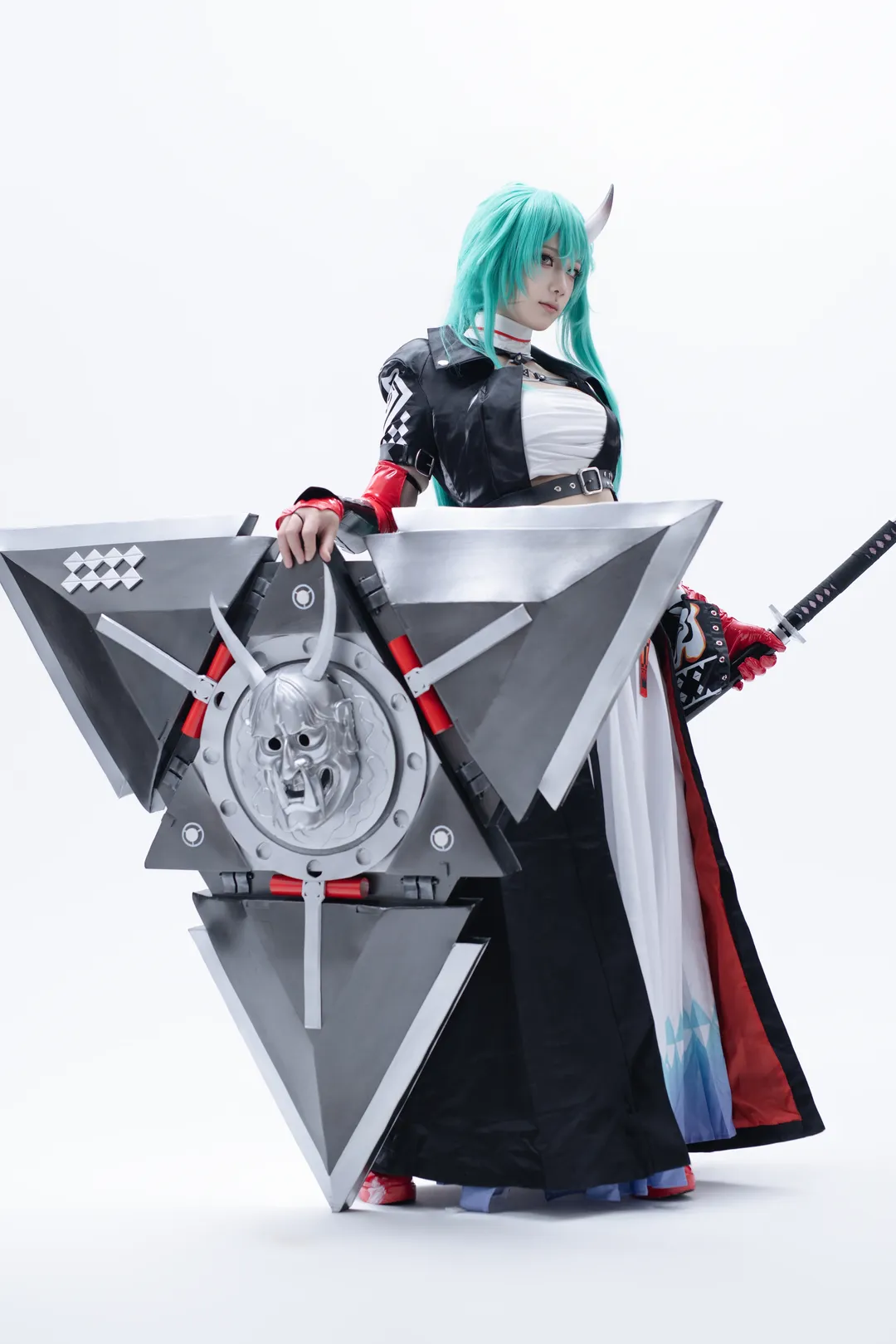 【斩业星熊cos】明日方舟的重装鬼族，盾与刀的凌厉气场 - 第 1 张