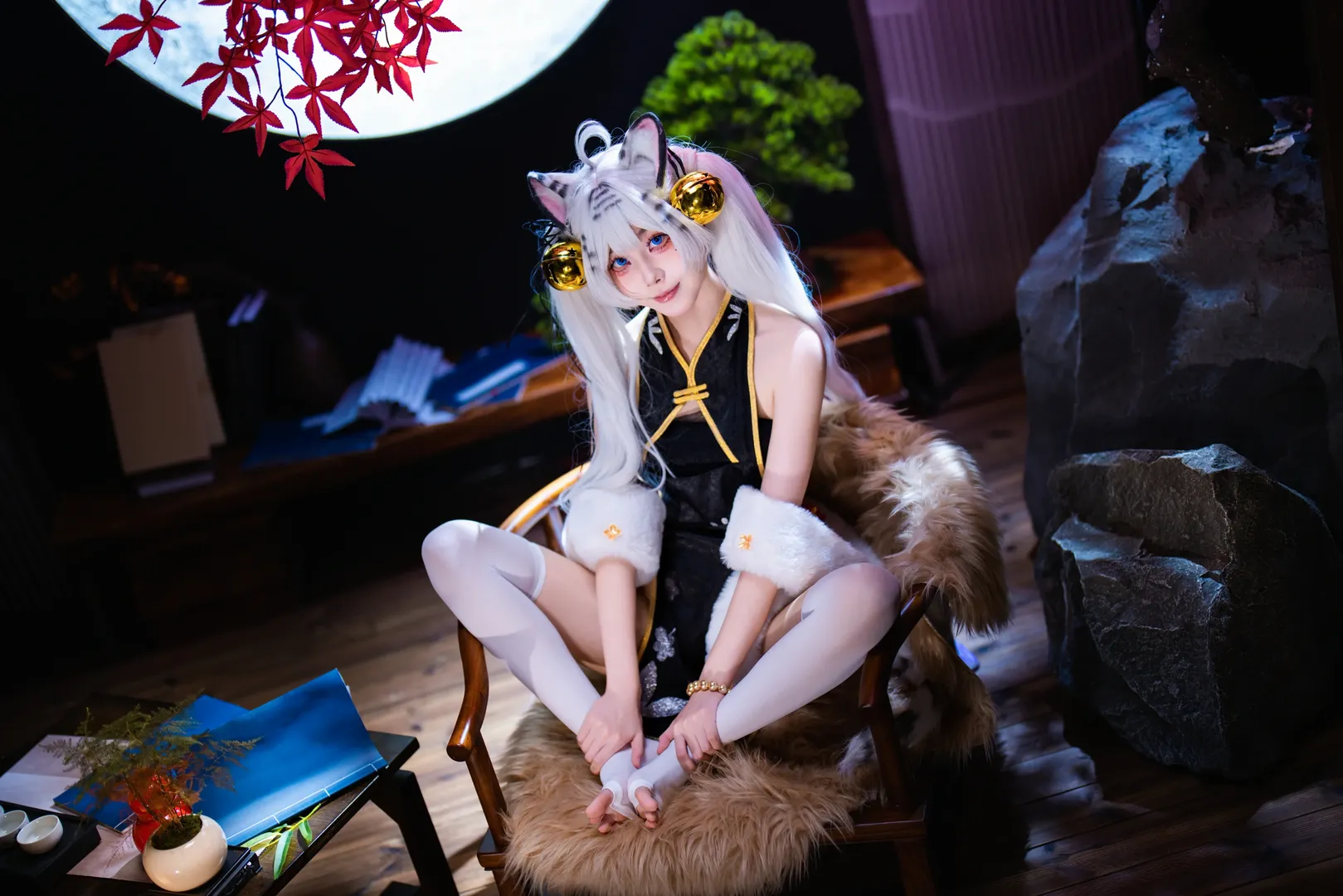 【白虎 コスプレ】アズールレーン スタジオ撮影、黒チャイナドレスと白ストッキングの紅葉の月夜 - 2 枚目