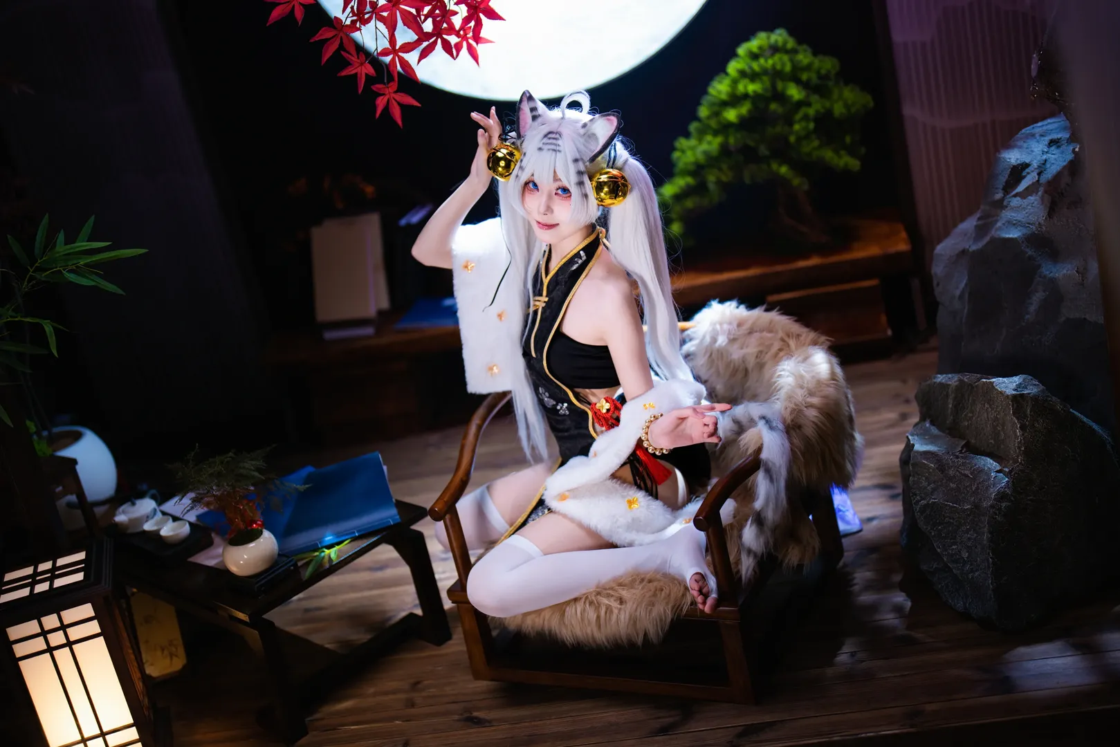【白虎 コスプレ】アズールレーン スタジオ撮影、黒チャイナドレスと白ストッキングの紅葉の月夜 - 3 枚目