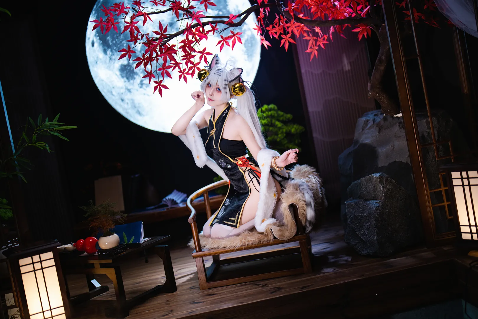 【白虎 コスプレ】アズールレーン スタジオ撮影、黒チャイナドレスと白ストッキングの紅葉の月夜 - 4 枚目