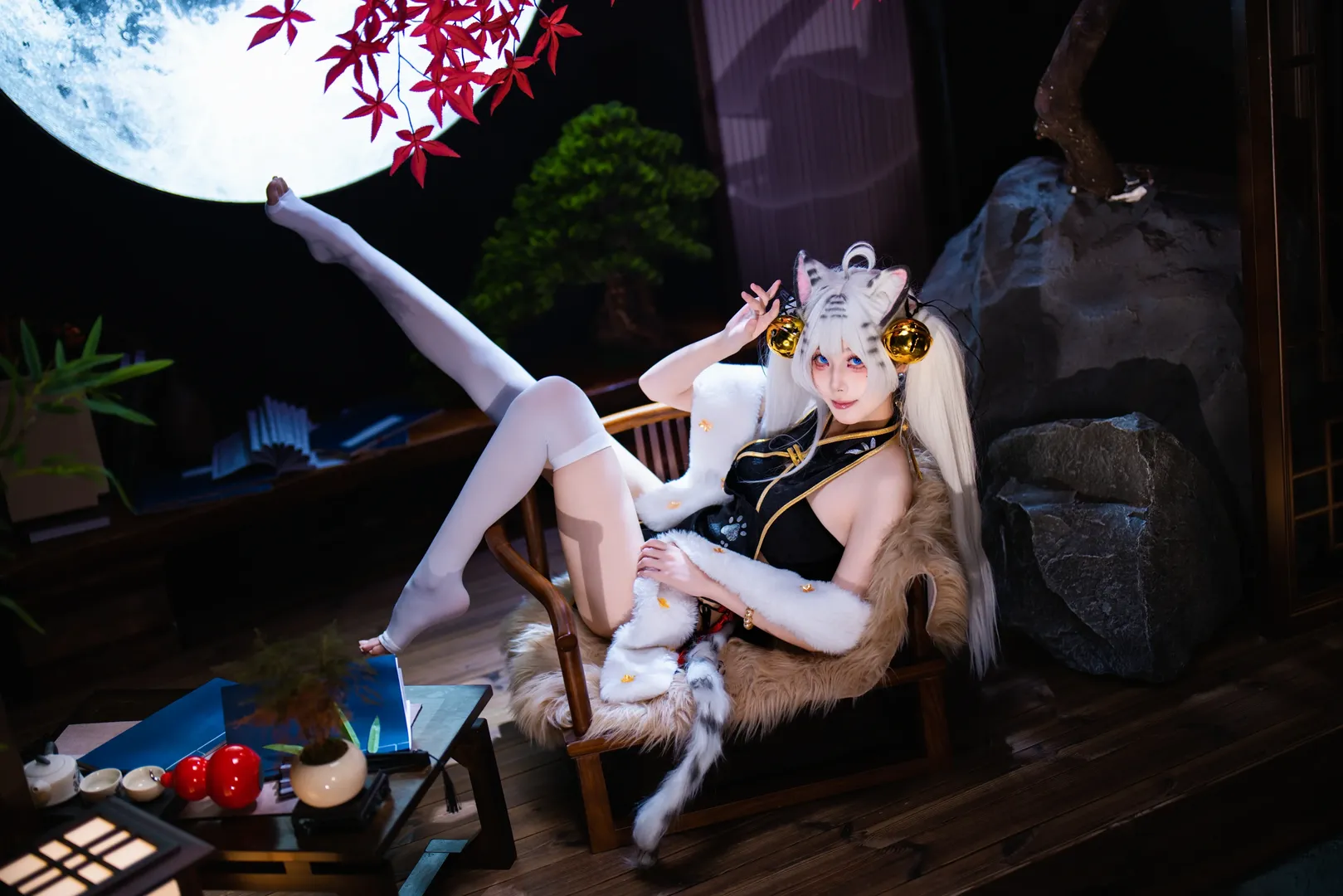 【白虎 コスプレ】アズールレーン スタジオ撮影、黒チャイナドレスと白ストッキングの紅葉の月夜 - 7 枚目