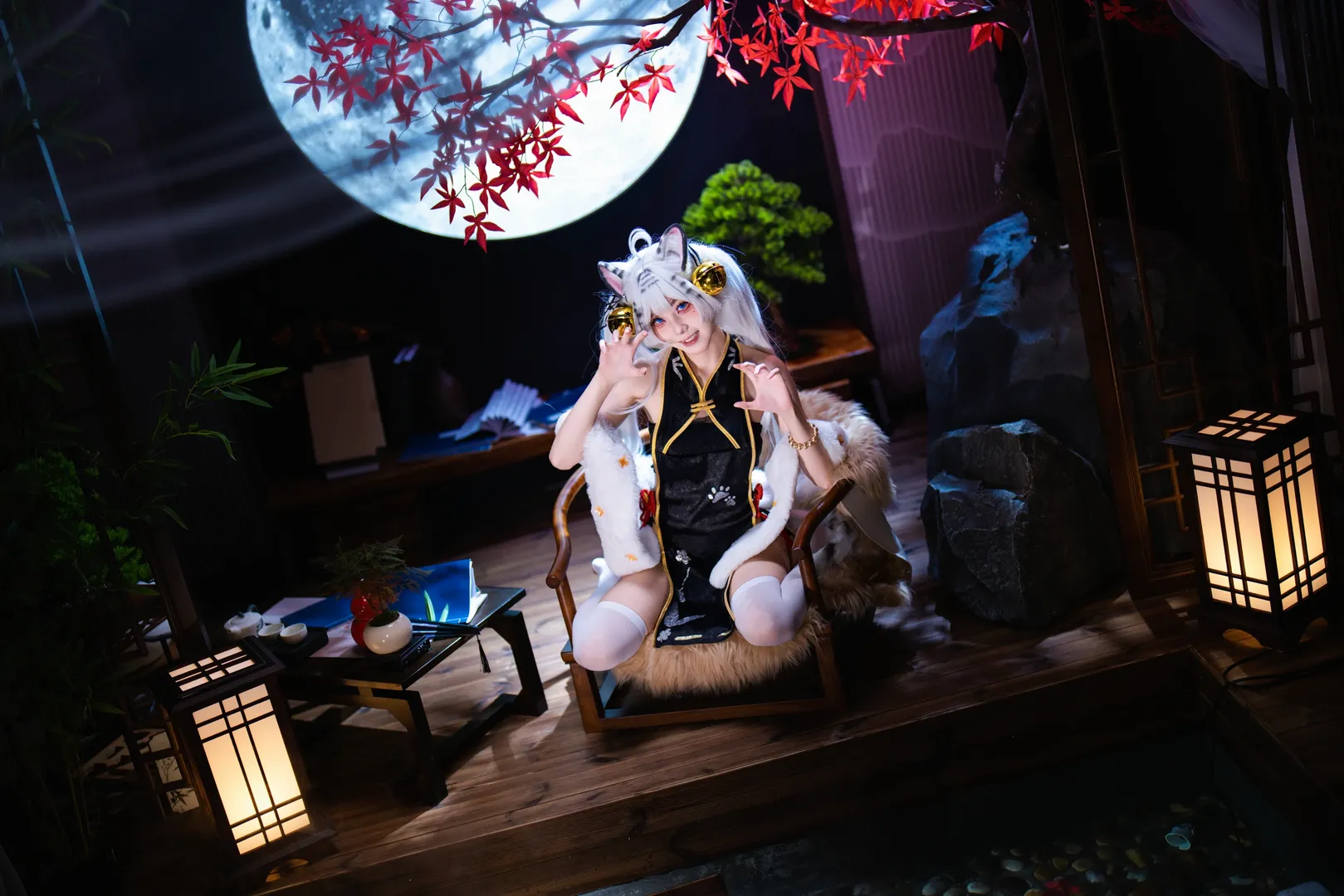 【白虎 コスプレ】アズールレーン スタジオ撮影、黒チャイナドレスと白ストッキングの紅葉の月夜 - 8 枚目