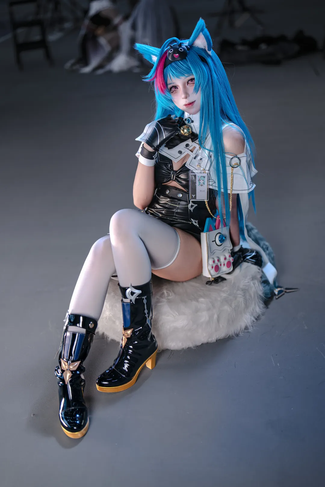 【青髪猫耳テックウェア コスプレ】青髪猫耳テックウェア コスプレ、黒レザージャケットと白タイツコスプレのビジュアル衝突 - 10 枚目