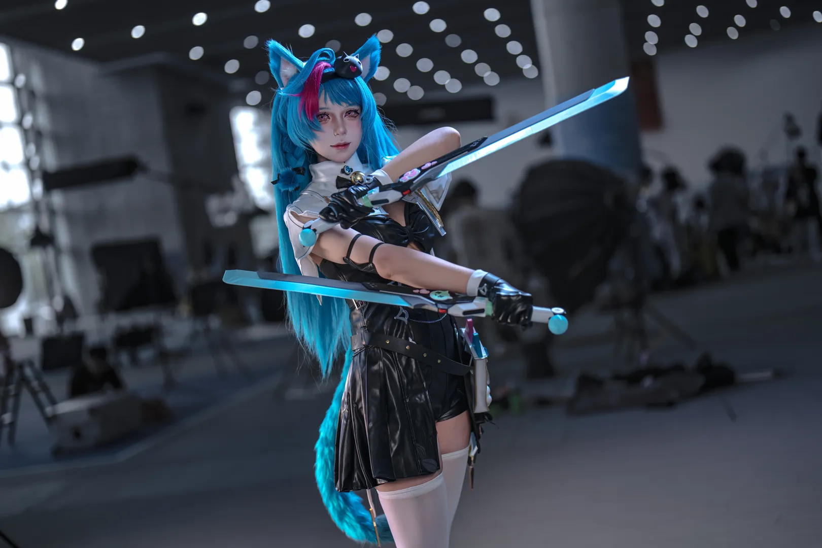 【青髪猫耳テックウェア コスプレ】青髪猫耳テックウェア コスプレ、黒レザージャケットと白タイツコスプレのビジュアル衝突 - 2 枚目