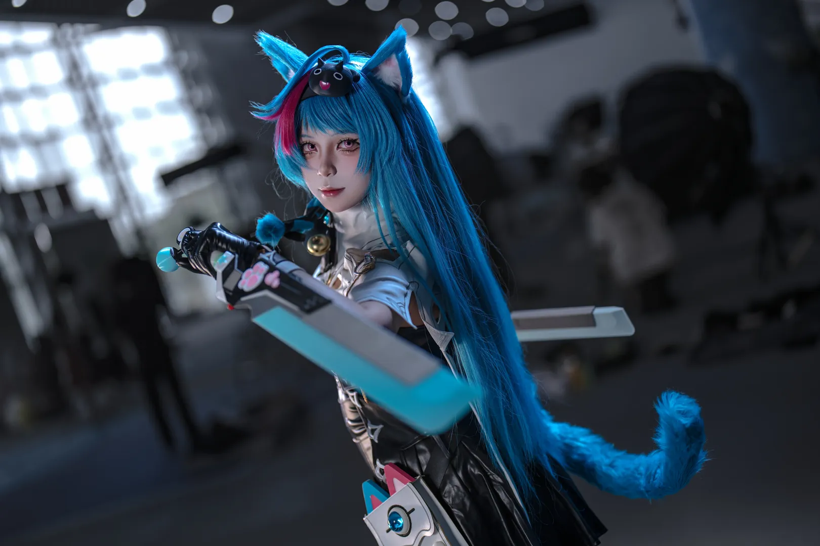 【青髪猫耳テックウェア コスプレ】青髪猫耳テックウェア コスプレ、黒レザージャケットと白タイツコスプレのビジュアル衝突 - 3 枚目