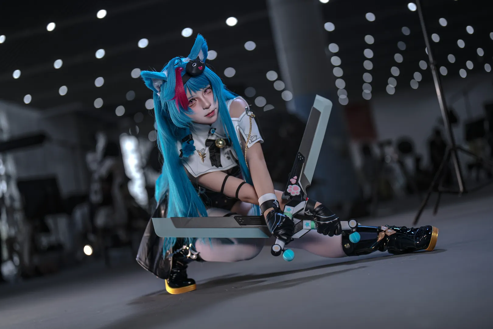 【青髪猫耳テックウェア コスプレ】青髪猫耳テックウェア コスプレ、黒レザージャケットと白タイツコスプレのビジュアル衝突 - 4 枚目