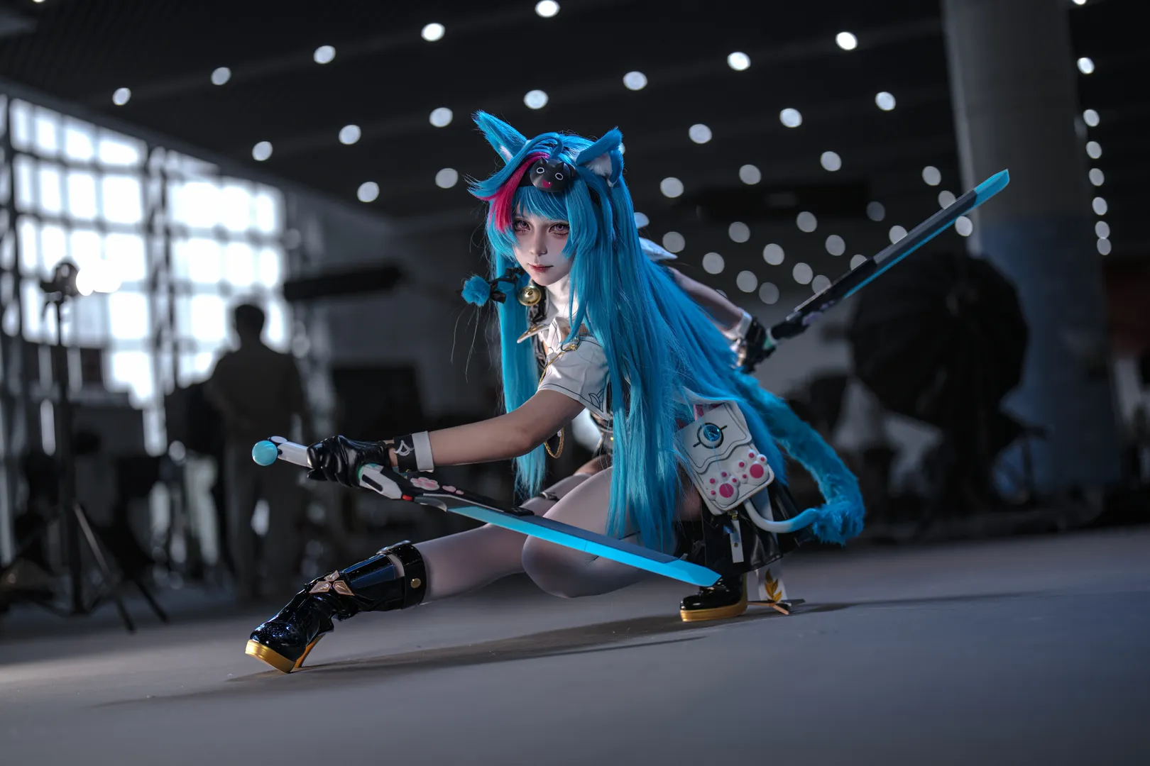 【青髪猫耳テックウェア コスプレ】青髪猫耳テックウェア コスプレ、黒レザージャケットと白タイツコスプレのビジュアル衝突 - 5 枚目